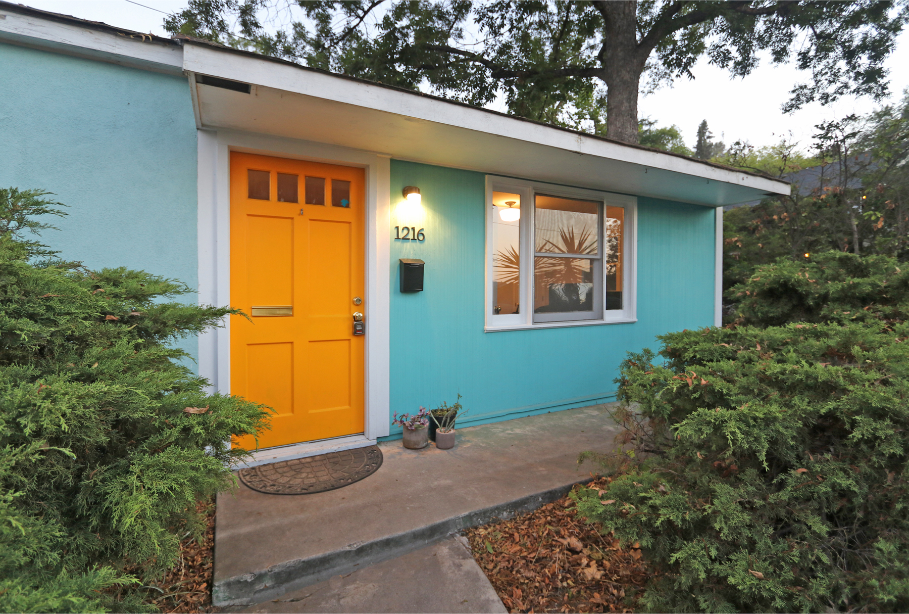 AMAZING EAGLE ROCK COMPOUND IN DESIRABLE POCKET